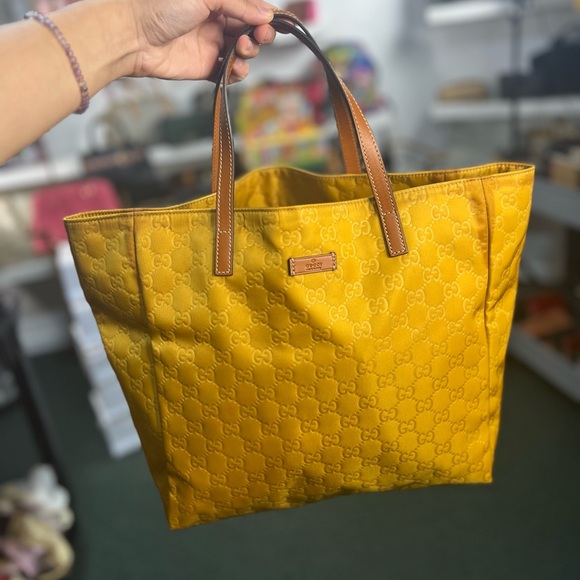 Gucci Handbags - Gucci Tote some transfer on seams from production
